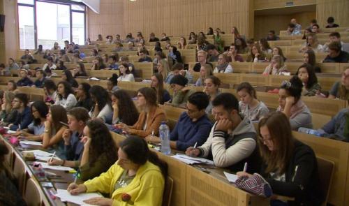 Université : des cours préparatoires à l'examen d'entrée en médecine