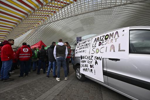 Les cheminots manifestent devant la gare des Guillemins à Liège