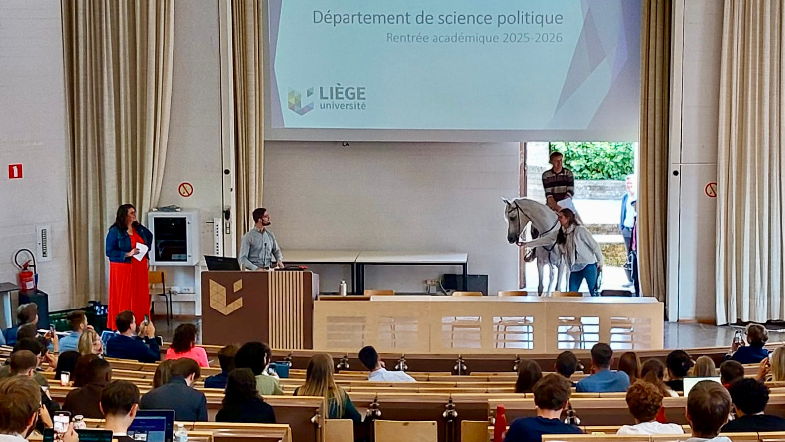 À l’ULiège, un professeur arrive à cheval pour tenir sa promesse