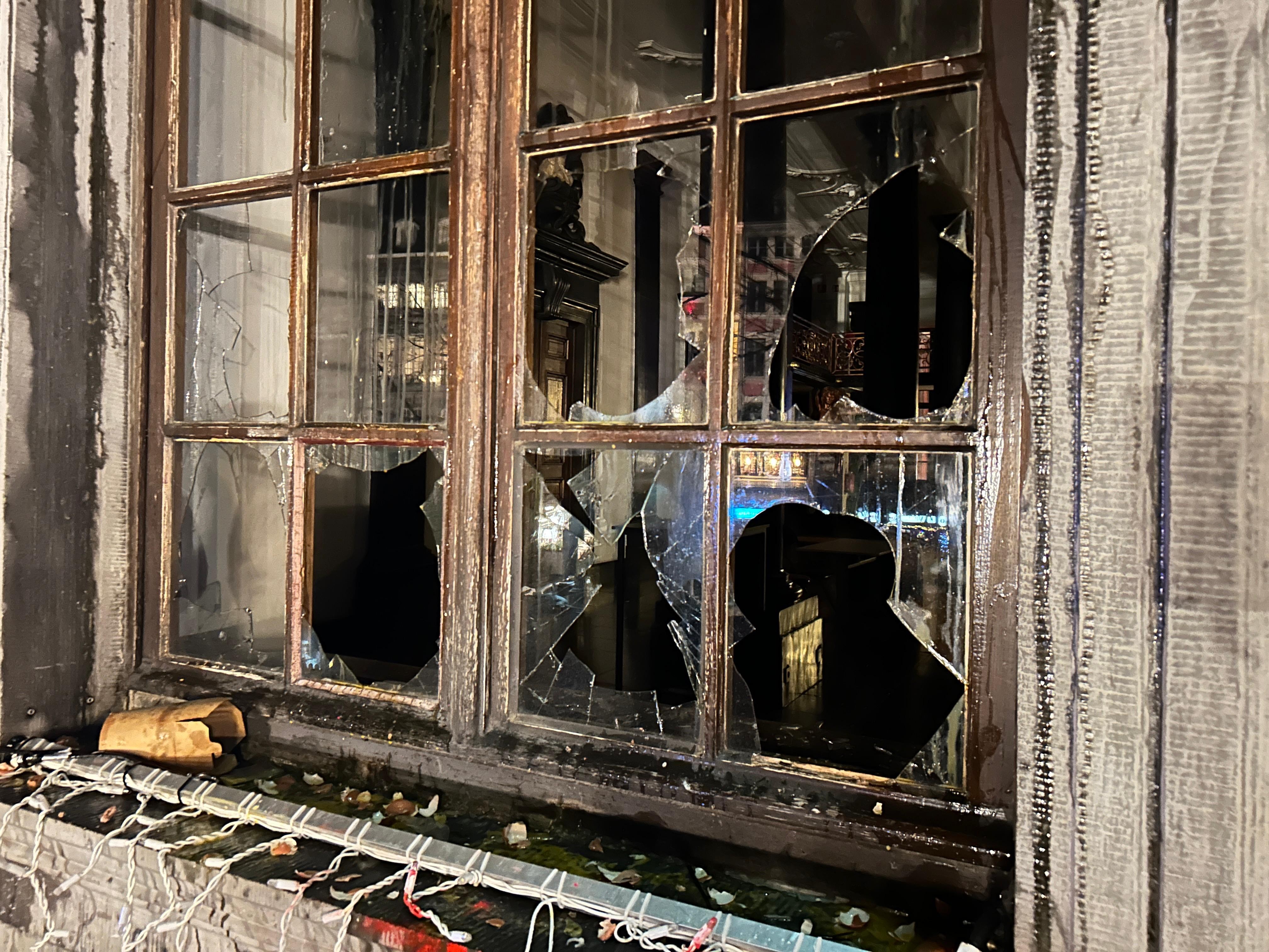 Des dégradations à l'hôtel de ville de Liège, en marge de la venue de Georges-Louis Bouchez