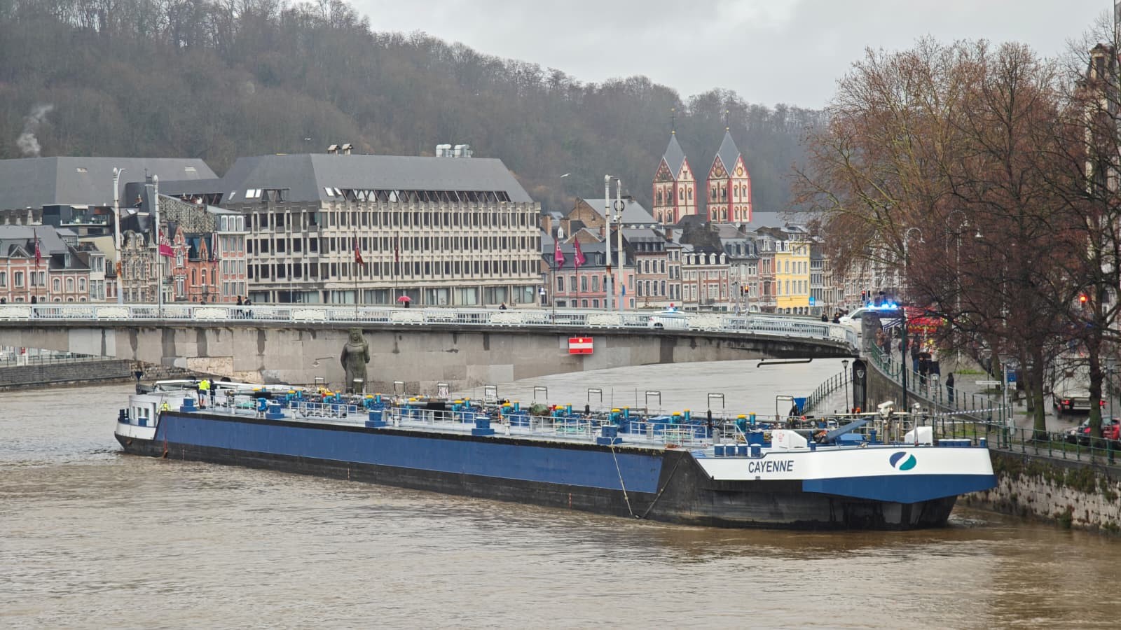 Une péniche heurte à nouveau le pont des Arches