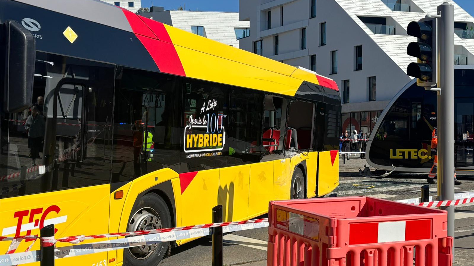 Accident entre un tram et un bus devant les Guillemins : plusieurs blessés