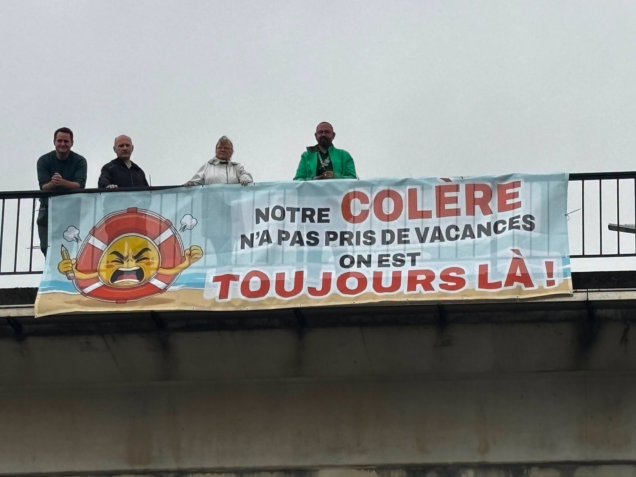 Des banderoles des enseignants, toujours en colère