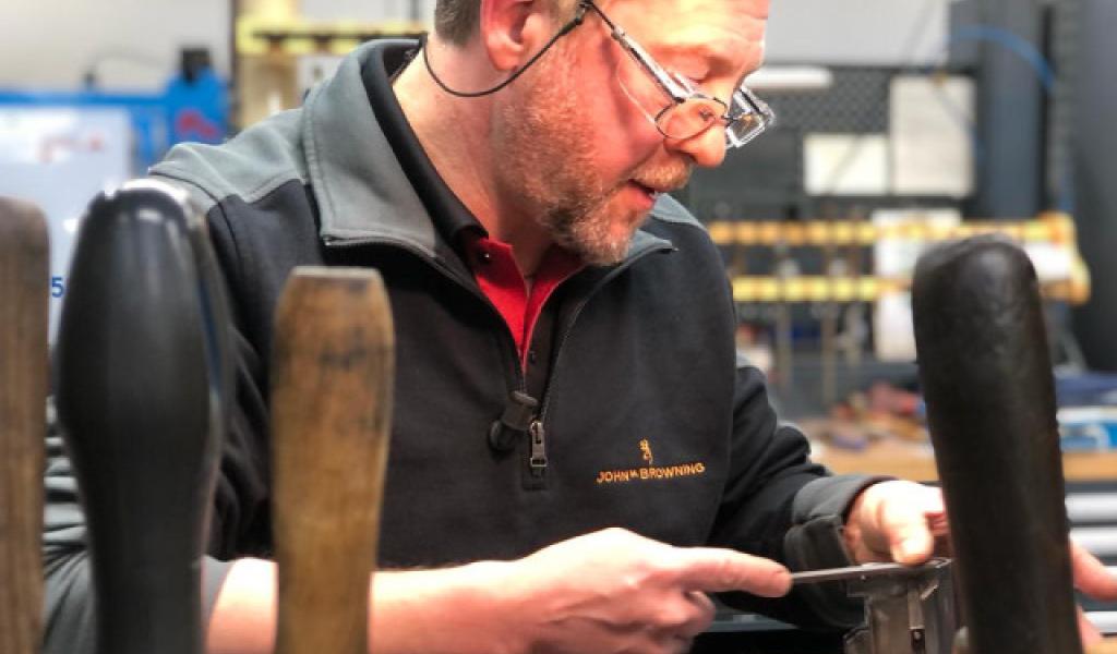 Browning et les artisans armuriers liégeois, un siècle d'excellence