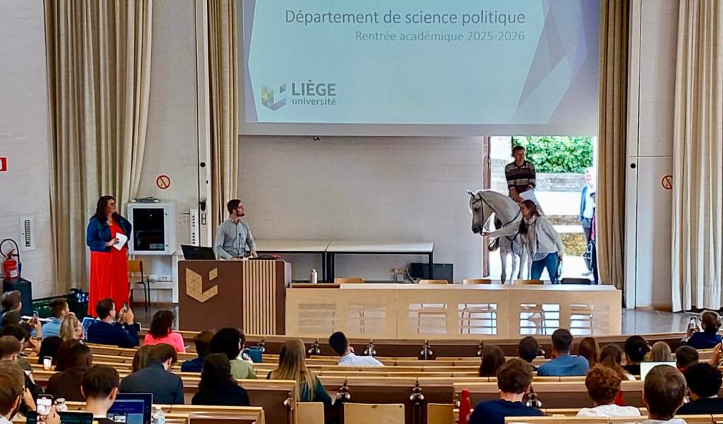 À l’ULiège, un professeur arrive à cheval pour tenir sa promesse