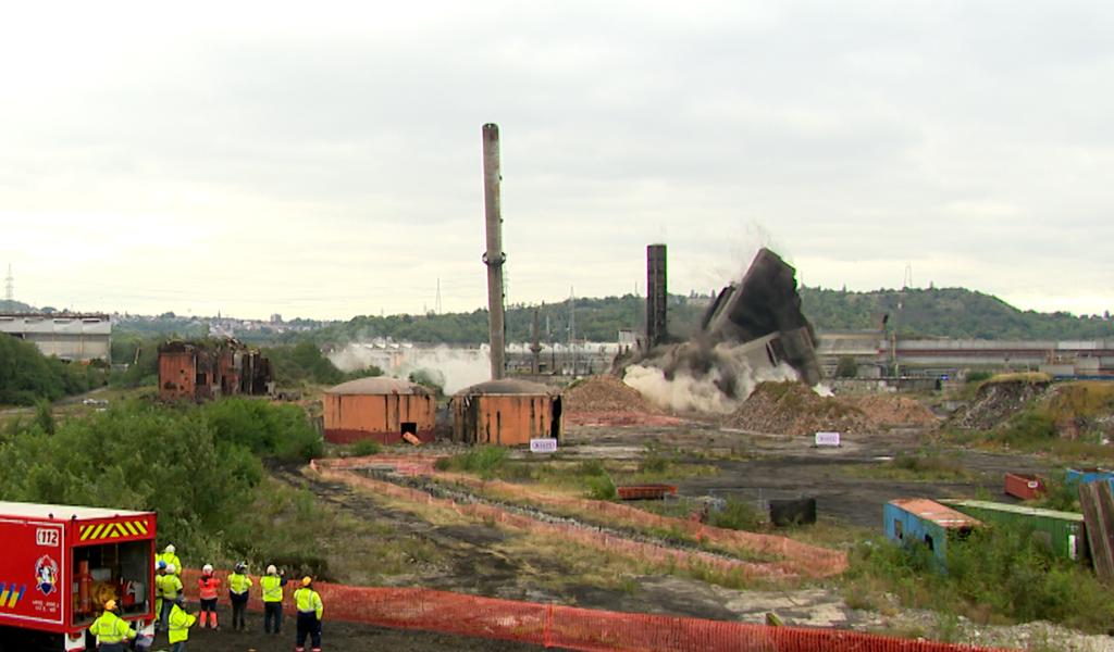 Cokerie d'Ougrée : dynamitage réussi de la cheminée et de la tour à charbon