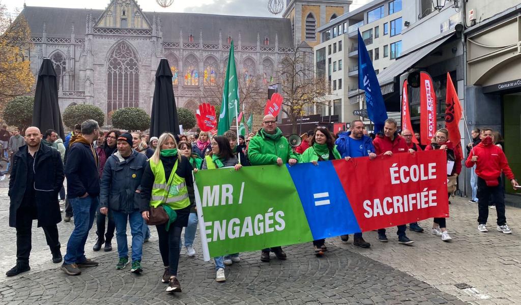 Grève des enseignants : une “veillée funèbre” organisée à Liège