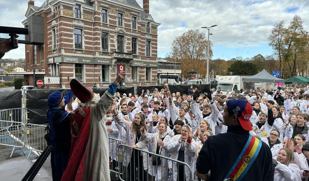 600 rhétos fêtent la Saint-Nicolas à Huy