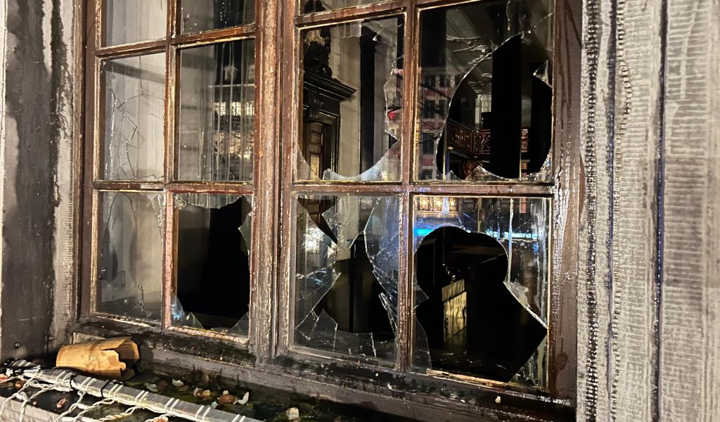 Des dégradations à l'hôtel de ville de Liège, en marge de la venue de Georges-Louis Bouchez