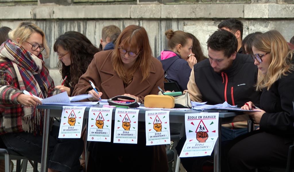Des professeurs corrigent leurs copies sur la voie publique: "Rendons le travail invisible, visible"