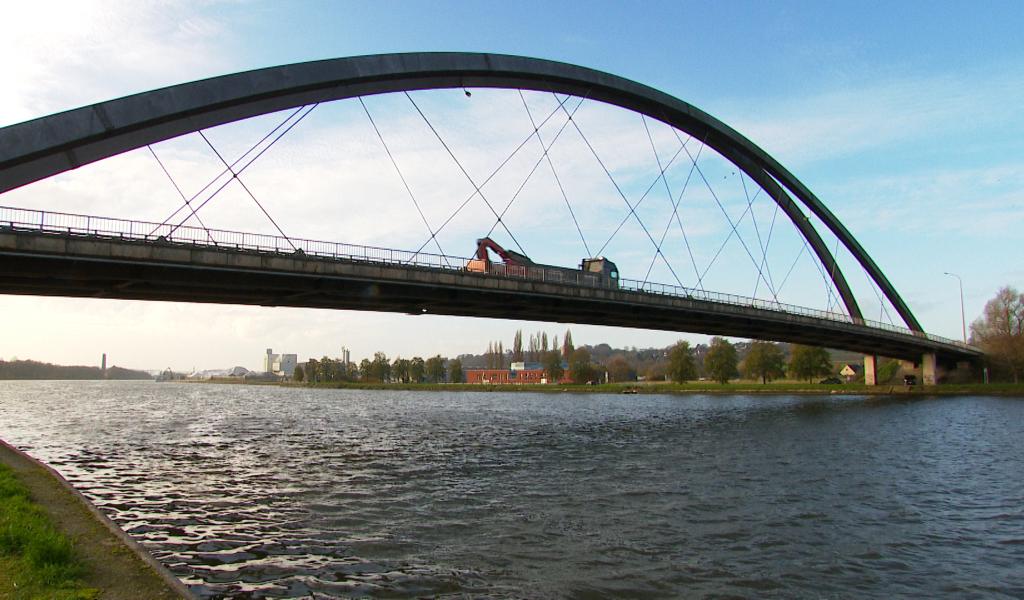 Début des travaux de rehaussement du pont de Hermalle