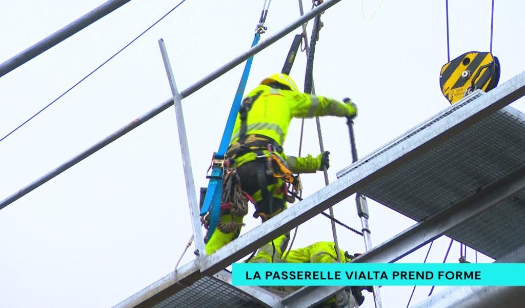La passerelle Vialta est en plein montage au-dessus du Canal Albert