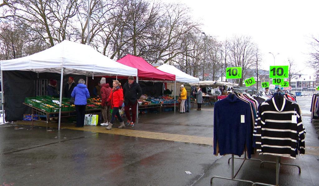 Le marché de Chênée tourne au ralenti sous le froid hivernal
