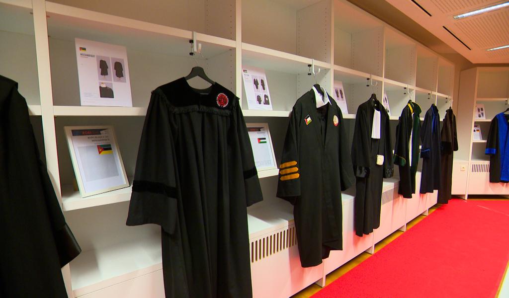 Des toges d'avocats du monde entier exposées à Liège