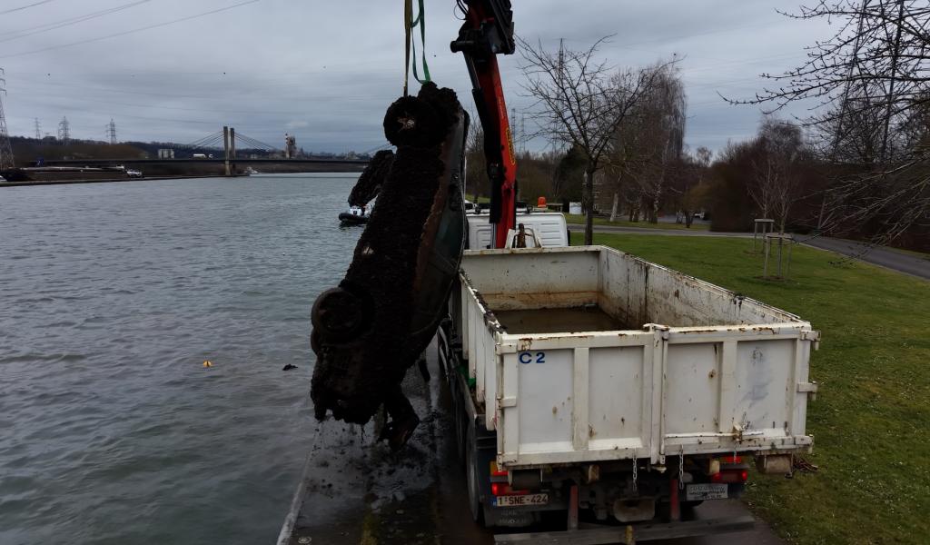 Plusieurs épaves de véhicules repêchées dans le Canal Albert