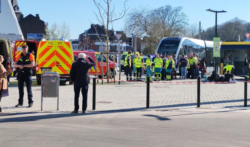 Accident entre un tram et un bus devant les Guillemins : plusieurs blessés