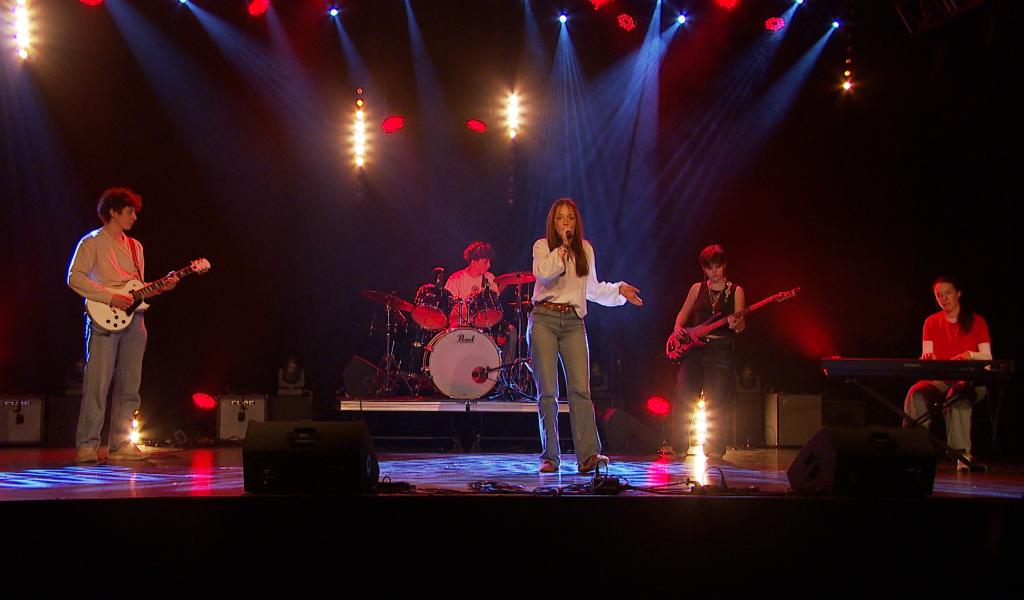 Les élèves de l'Athénée Royal de Chênée sur la scène du centre culturel