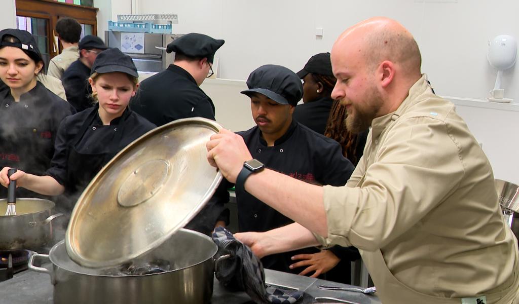 Un chef étoilé de retour à l’école d’hôtellerie de Liège