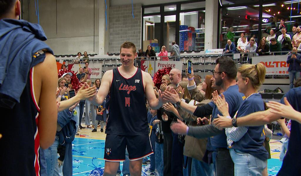 Maxime De Zeeuw (CB Liège) ovationné par le public au pôle ballon