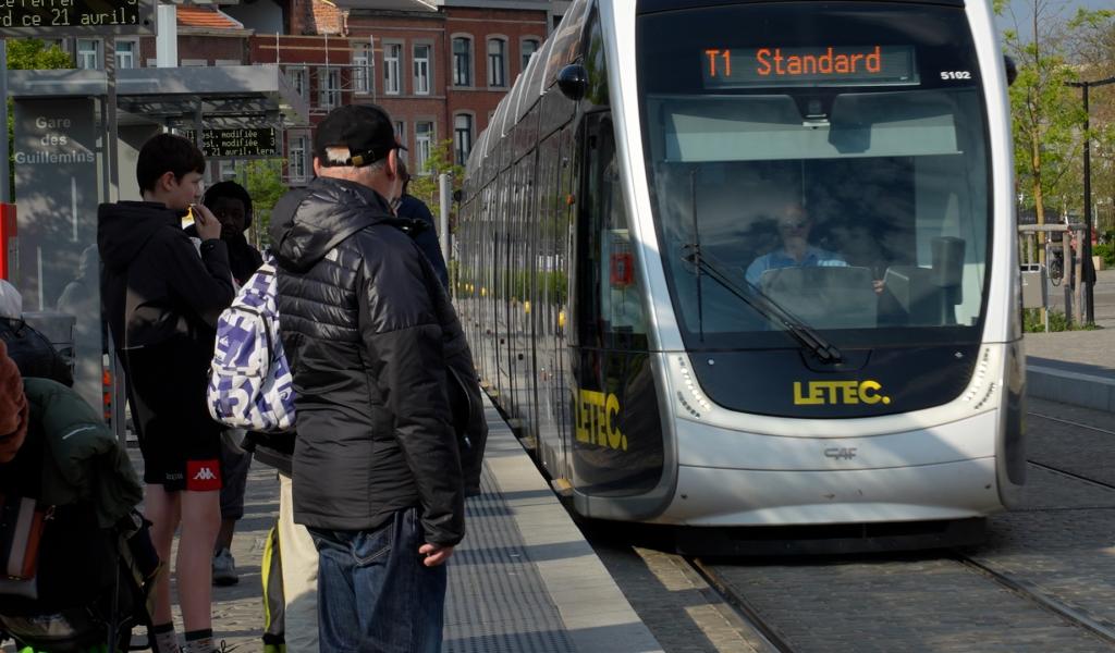 Depuis un an, la cabine du tram, poste d'observation de la vie de la cité