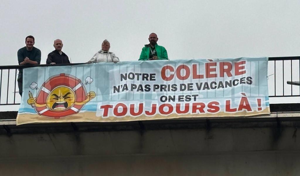 Des banderoles des enseignants, toujours en colère