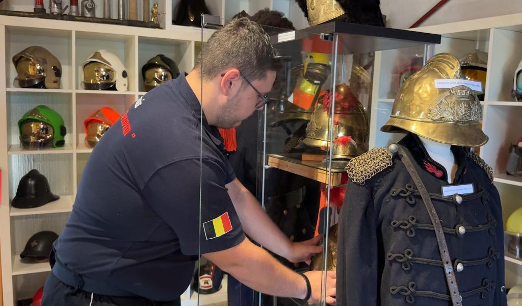 À 19 ans, Noah a créé son musée des pompiers à Hannut : « C’est mon rêve de le devenir »