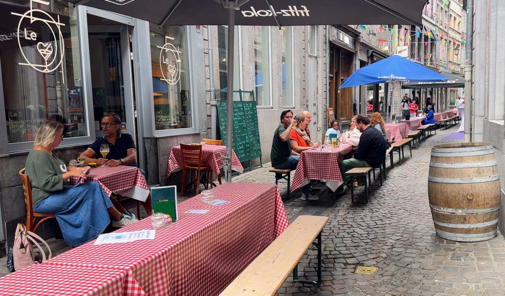 La rue Souverain-Pont à Liège en mode farniente