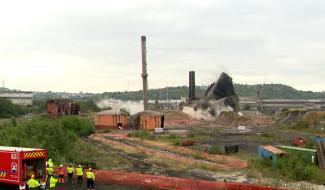 Cokerie d'Ougrée : dynamitage réussi de la cheminée et de la tour à charbon