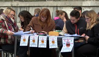 Des professeurs corrigent leurs copies sur la voie publique: "Rendons le travail invisible, visible"