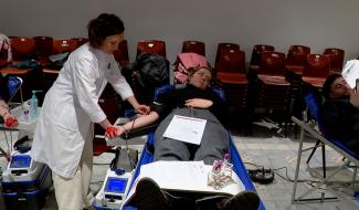 Des profs liégeois contestent en donnant leur sang