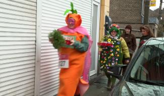 La course folklorique des garçons de café renait au carnaval d'Amay