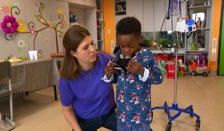 Un don de 200 blouses adaptées aux enfants malades