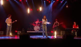 Les élèves de l'Athénée Royal de Chênée sur la scène du centre culturel