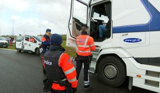 Vaste contrôle routier, orienté poids lourds et camionnettes