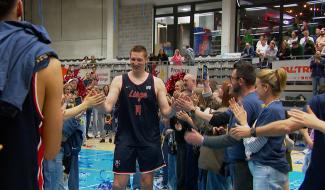 Maxime De Zeeuw (CB Liège) ovationné par le public au pôle ballon