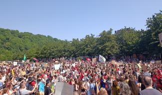 Enseignement: le mouvement de grève s'étend, 3 à 4000 personnes rassemblées ce matin à Liège