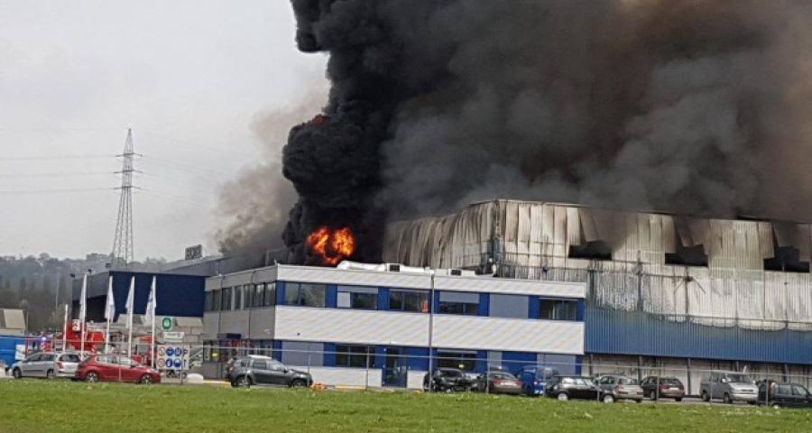 bâtiment de recyclage en feu
