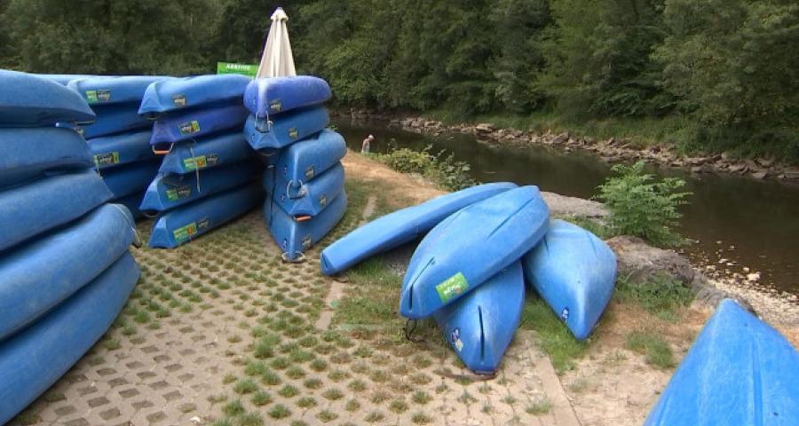 Kayaks à l'arrêt sur l'Ourthe