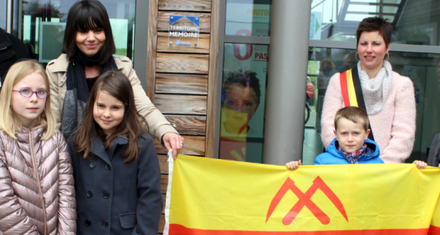 La bourgmestre de Villers-le-Bouillet et des enfants
