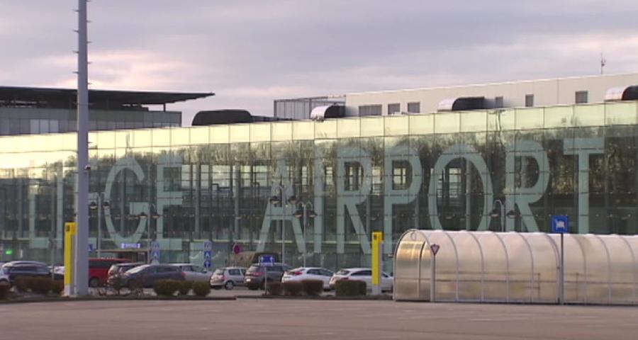Se garer dans les aéroports coûte plus cher qu'il y a un an