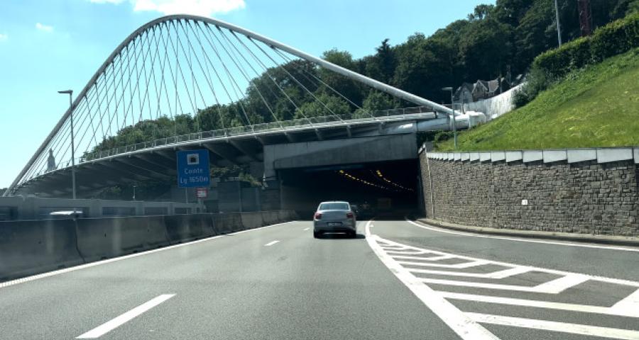 Accident entre un poids lourd et une voiture à l'entrée du tunnel de Cointe
