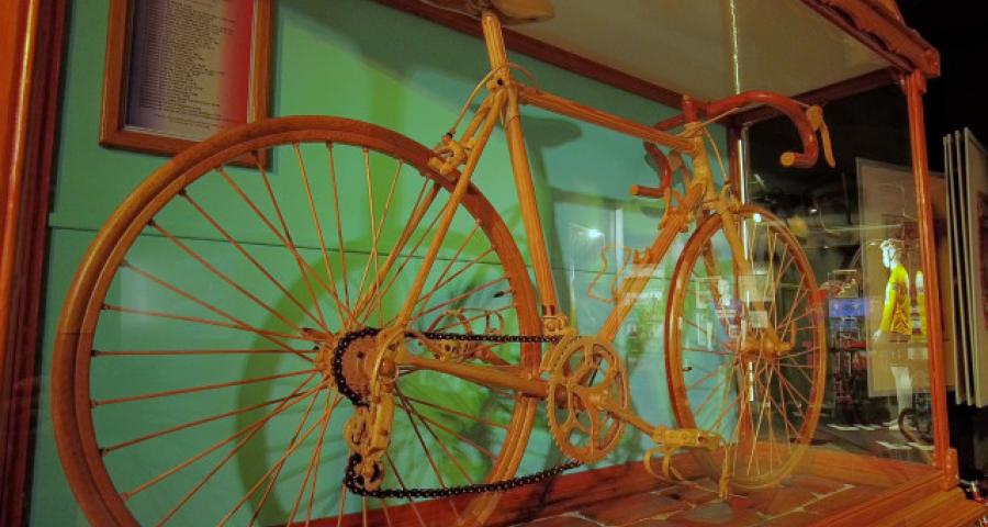 Le vélo 100% bois de Bernard Hinault exposé à Aywaille