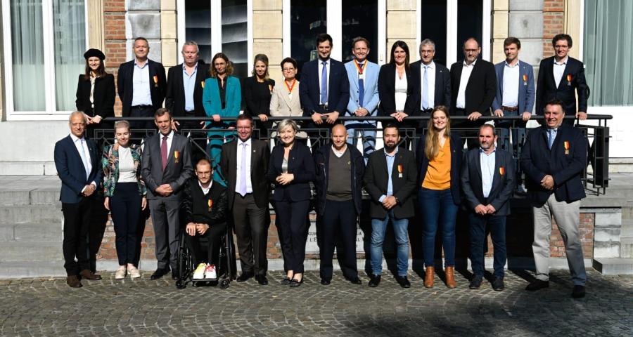 Les lauréats des Mérites Wallons posent avec leur médaille.