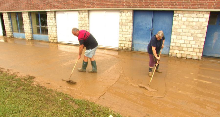 Des enfants évacués suite aux inondations à Geer.