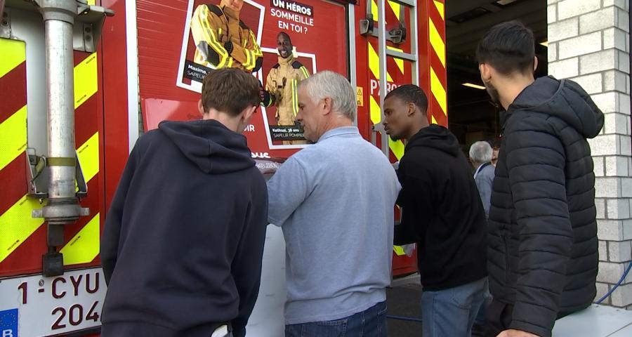 Des élèves en travaux pratiques à la caserne de Huy