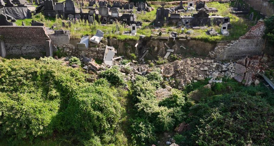 Quatre mois après les inondations, le cimetière de Souverain-Wandre est toujours dans le même état