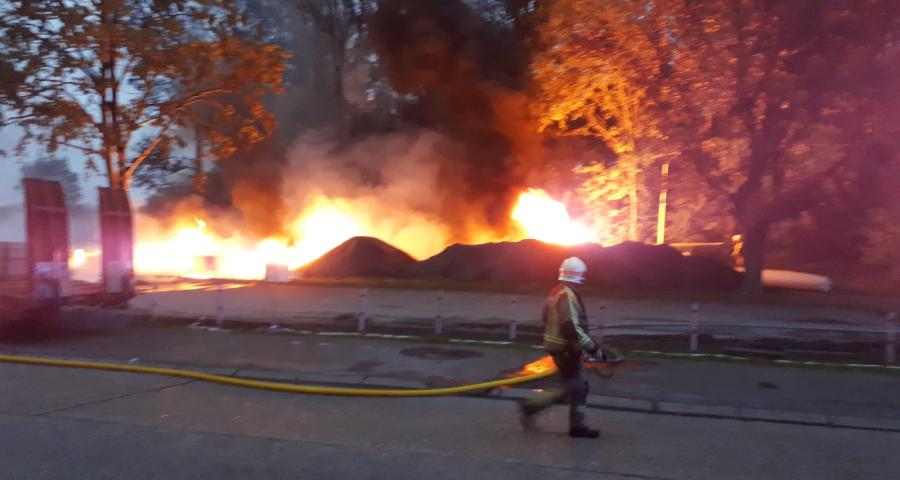 Waremme : des rouleaux de gazon synthétique en feu
