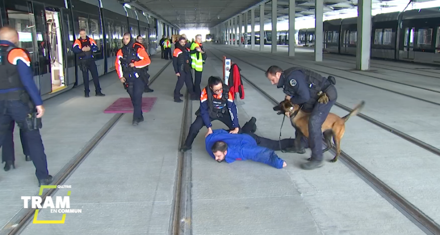 Tram en commun S7#6 : la police s'entraîne dans le tram