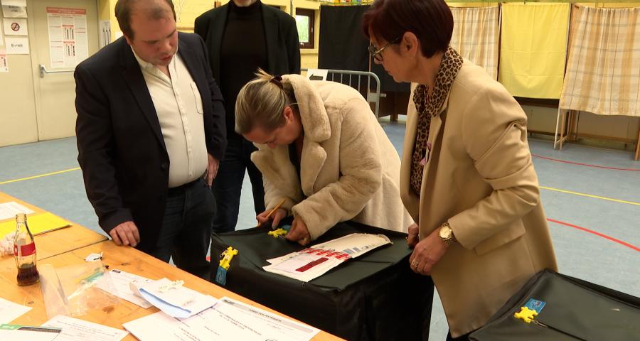 Fermeture d'un bureau de vote et début de dépouillement à Berloz