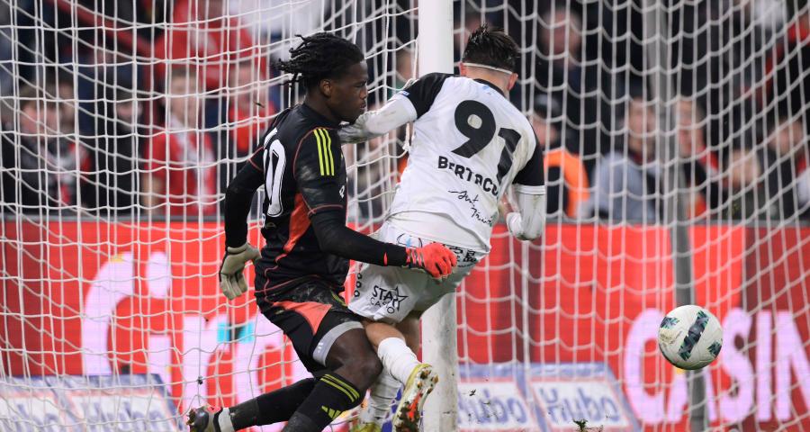 Saint-Trond porte plainte après le but refusé face au Standard